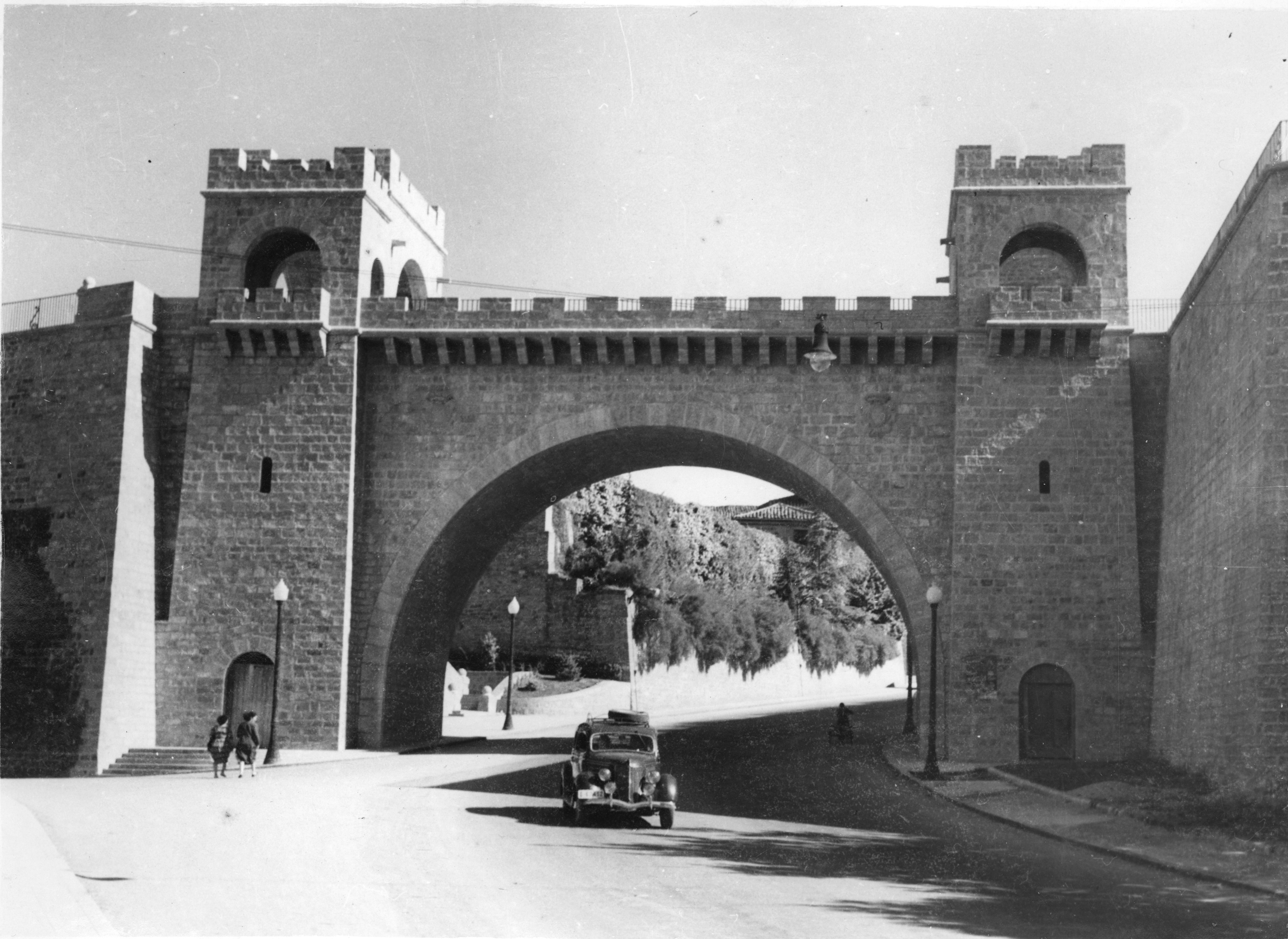 portal nuevo, fotografía histórica en blanco y negro
