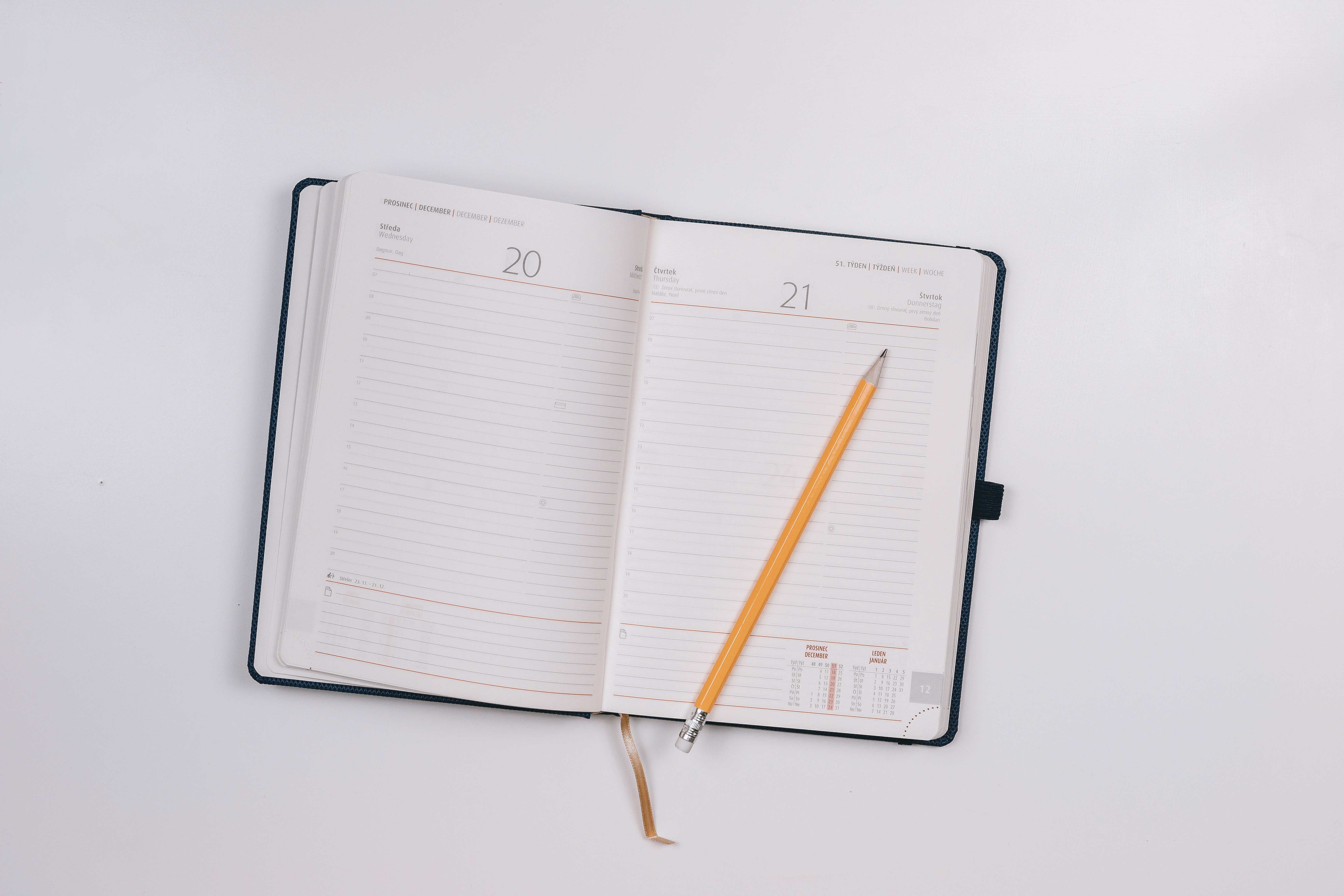Agenda abierta sobre una mesa con un lápiz encima